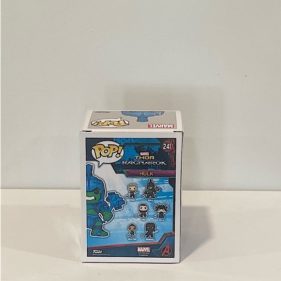 Funko Pop! Marvel Thor Ragnarok Hulk #241 [Blue] Target Exclusive - Picture 3 of 4